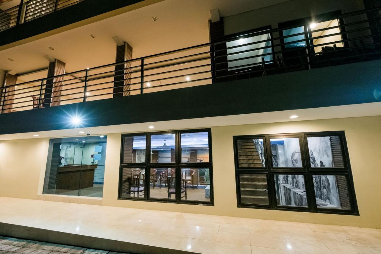 Caroline Hostel Canggu Exterior foto